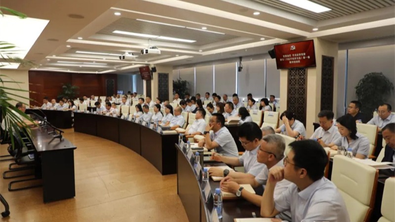 甘肅金控 華龍證券黨委召開中心組學習會議專題學習《習近平經(jīng)濟文選》第一卷